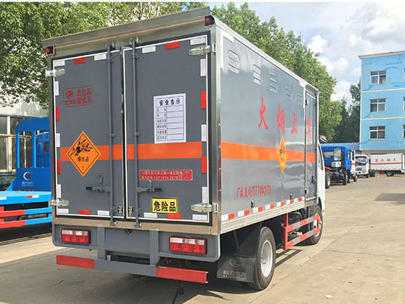 東風(fēng)4.1m    3.4噸爆破器材車(chē)