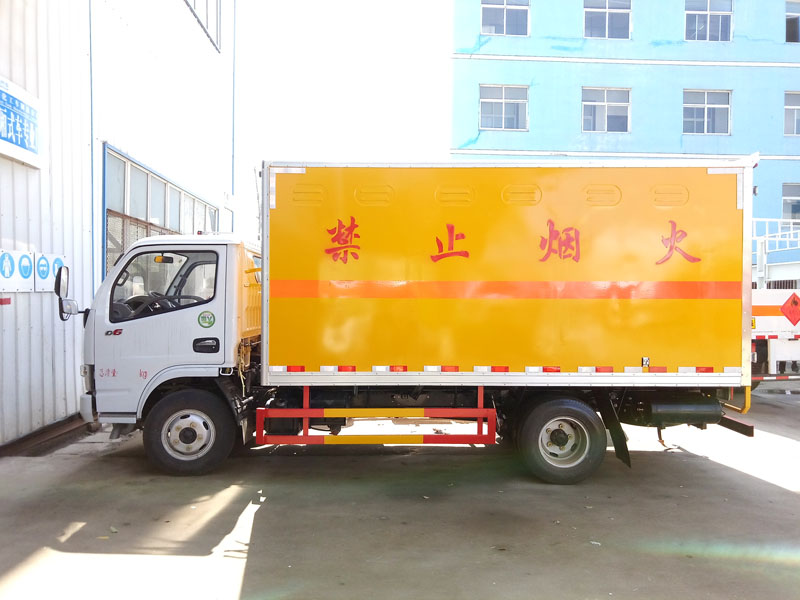 多利卡4.1米(3.4噸)腐蝕品廂式車